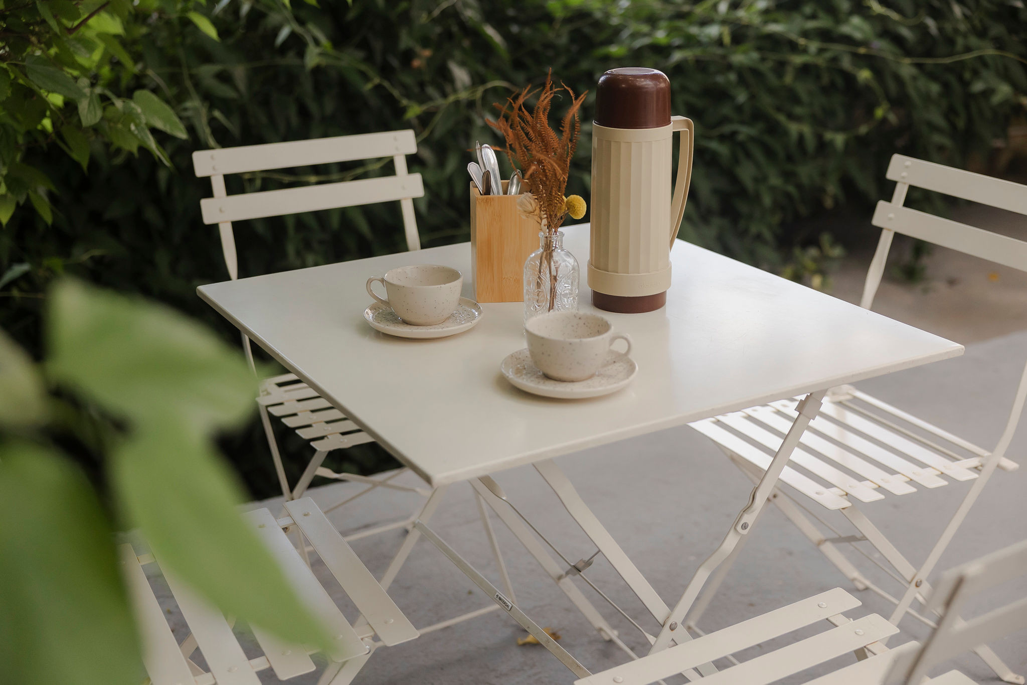 Mesa posta de café da manhã no quintal da afeto, em Belo Horizonte